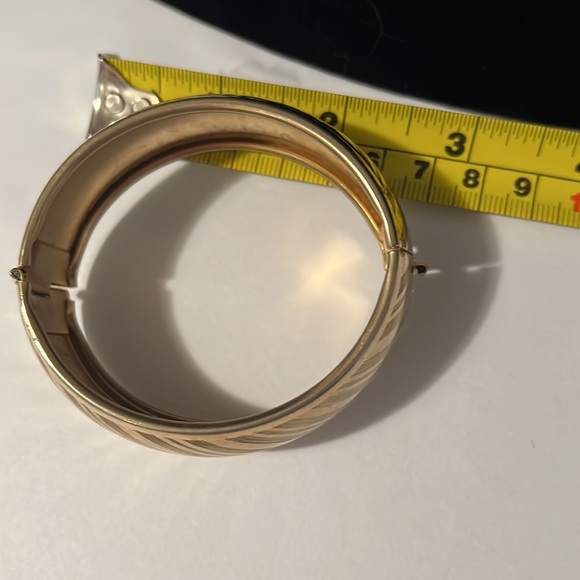 Vintage, gold tone, hinged bangle bracelet - Picture 4 of 9